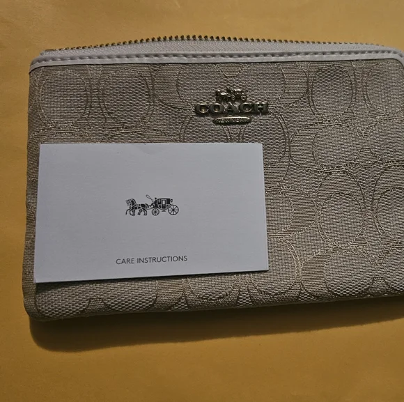 Coach - Brand New with tags wallet with strap - Picture 5 of 7